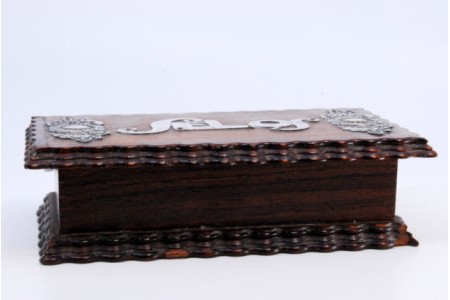 Caixa para selos em madeira com tremidos de pau santo, três divisórias e aplicações de prata na tampa.